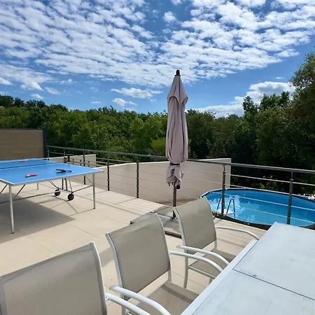 Bel Aspres 4 Chambres-piscine-ping-pong-clim-spacieuse-netflix-sudséjourconciergerie Villa